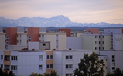 Ostpark:  Blick über Neuperlach auf die Bayerischen Alpen - München