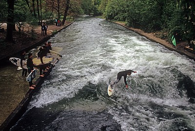 Englischer Garten: Wellenreiter auf dem Eisbach - München
