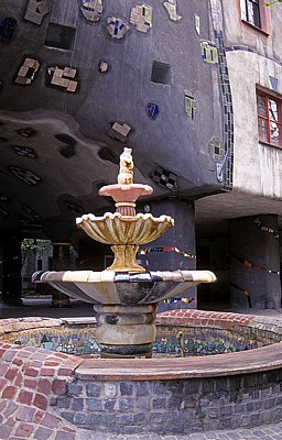 Kegelgasse: Der Brunnen vor dem Hundertwasserhaus - Wien