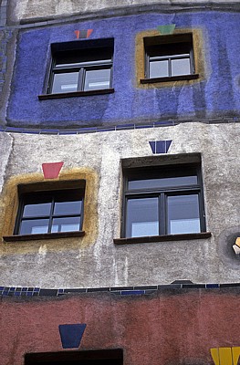 Kegelgasse: Hundertwasserhaus (Hundertwasser-KrawinaHaus) - Fenster - Wien