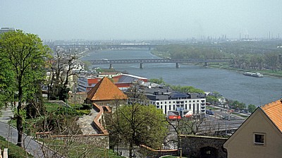 Blick vom Burgberg: Starý most (Alte Brücke) über die Dunaj (Donau) - Bratislava