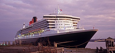 Pier Head: RMS Queen Mary 2 (Cunard Line) - Liverpool