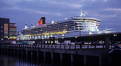 Pier Head: RMS Queen Mary 2 (Cunard Line) im Abendlicht - Liverpool
