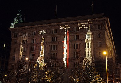 Pier Head: Light-Show am Cunard Building (Größenvergleich Eiffelturm - QM2 - Empire State Building)  - Liverpool