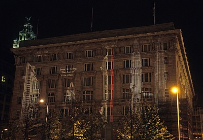 Pier Head: Light-Show am Cunard Building (Größenvergleich  Burj al Arab - Swiss Re Building - QM2 - Petronas Towers)  - Liverpool