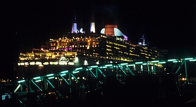 Pier Head: RMS Queen Mary 2 (Cunard Line) bei Nacht - Liverpool