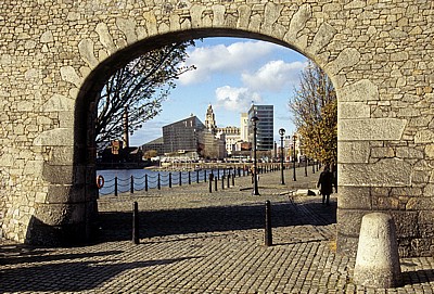 Blick von Wapping durch ein steinernes Tor auf das Salthouse Dock - Liverpool