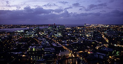 Blick vom Turm der Liverpool Cathedral: Pier Head - Liverpool