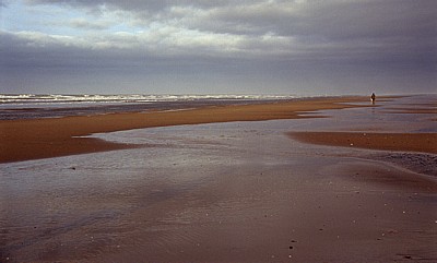 Formby Beach: Einsamer Spaziergänger - Formby