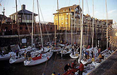 Schleuse zum Brunswick Dock: Segelboote - Liverpool