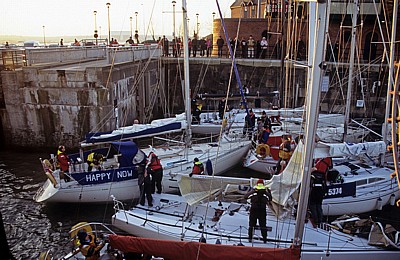 Schleuse zum Brunswick Dock: Segelboote - Liverpool