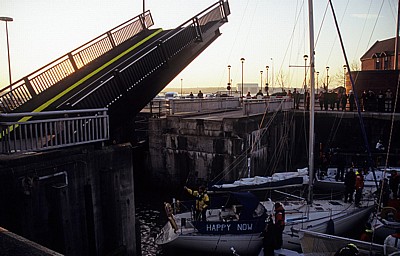 Schleuse zum Brunswick Dock: Schleusentor wird geschlossen - Liverpool