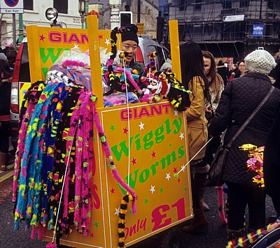 Chinatown (Berry Street): Chinesisches Neujahrsfest - Mobiler Verkaufsstand für Spielzeug - Liverpool
