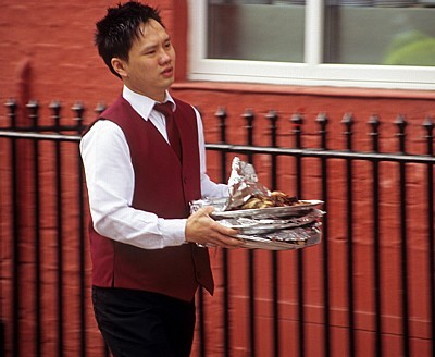 Chinatown (Nelson Street): Chinesisches Neujahrsfest - Kellner mit leerem Geschirr - Liverpool