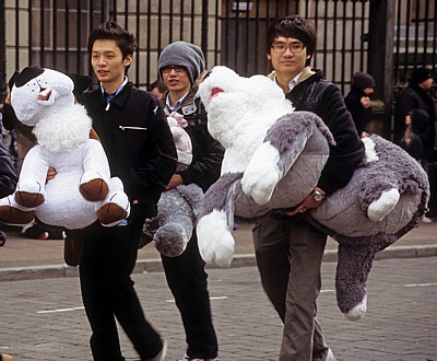 Chinatown (Nelson Street): Chinesisches Neujahrsfest - Junge Männer mit großen Jahrmarktsgewinnen - Liverpool