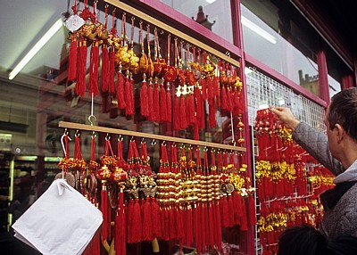 Chinatown: Chinesisches Neujahrsfest - Verkaufsstand für chinesische Glücksbringer - Liverpool