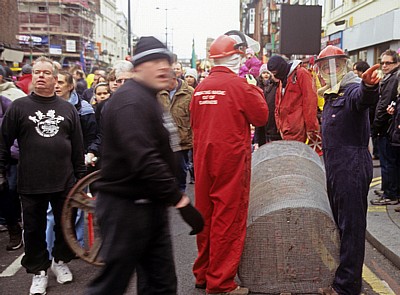 Chinatown (Berry Street): Chinesisches Neujahrsfest - Team für das Zünden der Feuerwerkskörper - Liverpool