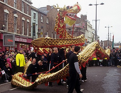 Chinatown (Berry Street): Chinesisches Neujahrsfest - Drachentanz  - Liverpool