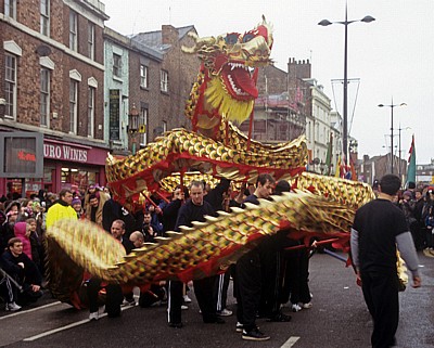 Chinatown (Berry Street): Chinesisches Neujahrsfest - Drachentanz  - Liverpool