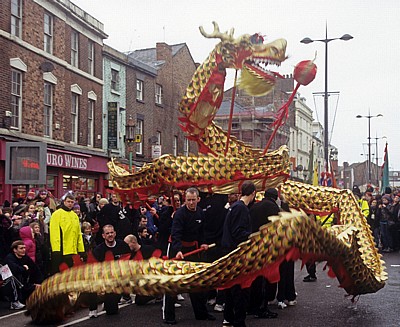 Chinatown (Berry Street): Chinesisches Neujahrsfest - Drachentanz  - Liverpool