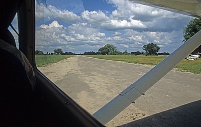 Kwara-Landebahn: Blick aus dem Fenster einer Cessna 206 - Okavango-Delta