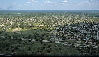 Flug Kwara - Maun: Blick auf Maun - Maun