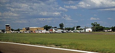 Flug Kwara - Maun: Blick auf Maun Airport - Maun