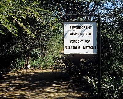 Warnschild Vorsicht vor fallendem Metorit - Otjozondjupa