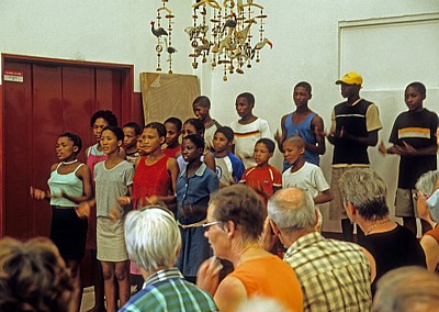 Ombili: Touristen hören dem Ombili Choir (Chor) zu - Oshikoto