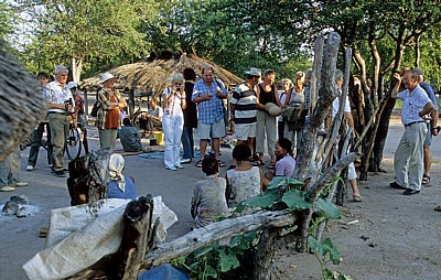 Ombili: Touristen bestaunen die Dorfbewohner - Oshikoto