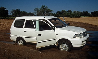 Ombuku Rivier: Festgefahrener Pkw - Okongwati