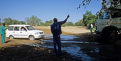 Ombuku Rivier: Pkw wird aus dem Flußbett gezogen  - Okongwati