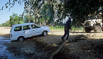 Ombuku Rivier: Pkw wird aus dem Flußbett gezogen - Okongwati
