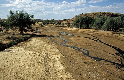 Trockenes Flußbett des Ugab - Erongo