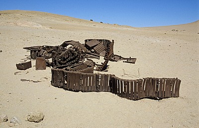 Welwitschia-Drive: Überreste eines alten Militärlagers südafrikanischer Truppen (1915) - Kettenteil eines Kettenfahrzeug - Namib
