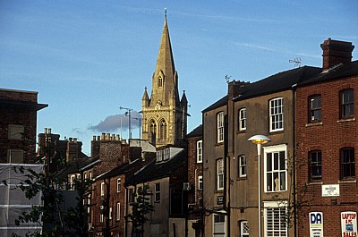 St Andrews Church (Kirche) hinter einer Häuserzeile - Rugby