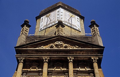 Gonville and Caius College: Gate of Honour - Sonnenuhr - Cambridge