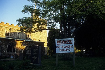 Schild Beware -Overhanging Building (Vorsicht - Überhängendes Gebäude) - Finchingfield