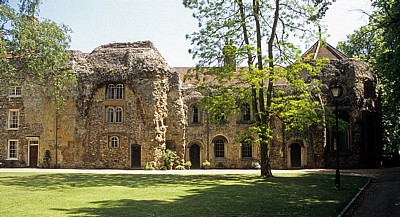 The West Front Churchyard: Nachmittelalterliche Häuser - Bury St Edmunds