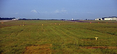 Stansted Airport: Flugzeuge auf der Start- und Landebahn - Essex