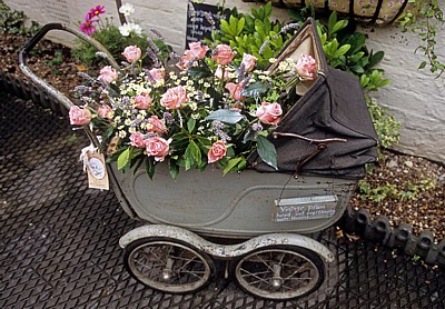 Castle Cottage: Altmodischer Kinderwagen mit Blumen bepflanzt - Oakham