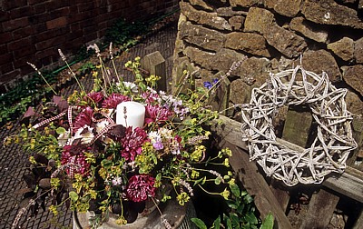 Castle Cottage: Blumengesteck mit Kerze - Oakham