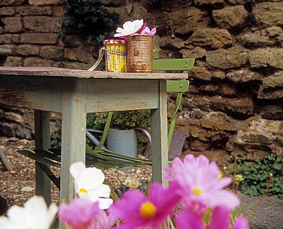 Castle Cottage: Tisch mit Blumenschmuck in alter Konservendose - Oakham