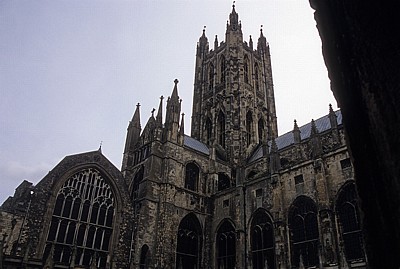 The Cathedral of Christ Church (Canterbury Cathedral, Kathedrale): Blick vom Kreuzgang auf den Vierungstrum (Bell Harry) - Canterbury