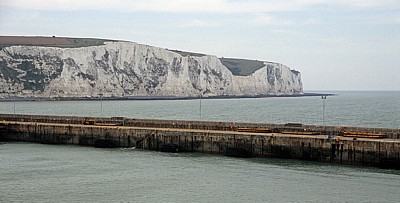 Fähre Dover - Dünkirchen: Blick von der Fähre über den Port of Dover (Hafen) auf die White Cliffs (Kreidefelsen) - Dover