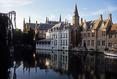 Blick vom Rozenhoedkaai auf die Bauwerke am Dijver - Brügge