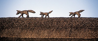 The Street: Füchse aus Reet auf einem Reetdach - Stoke-by-Clare