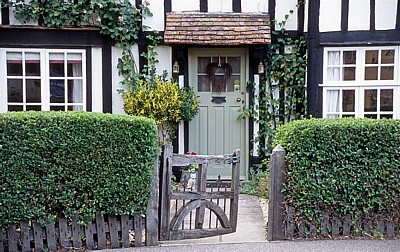 The Street: Vorgarten und Eingangsbereich eines Fachwerkhauses - Stoke-by-Clare