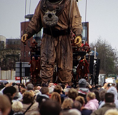 Strand Street: Sea Odyssey - Giant Spectacular (Royal de Luxe): Giant Uncle (der Taucher) - Detail - Liverpool