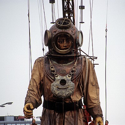 Strand Street: Sea Odyssey - Giant Spectacular (Royal de Luxe): Giant Uncle (der Taucher) - Detail - Liverpool